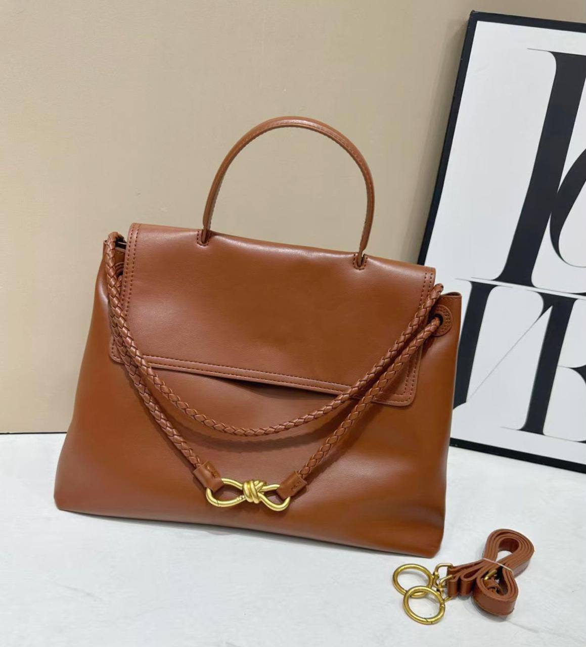 BOTTEGA 
 HIGH QUALITY
100 dhs💓
SIZE: 35cm

Zain17
♥️♥️♥️
