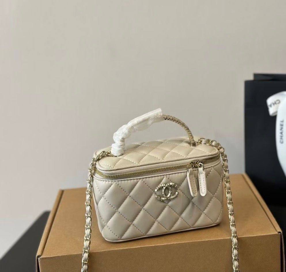 Chanel
110 dhs❣️
Good quality 

with box
🎁🎁🎁

Zain35
♥️♥️♥️