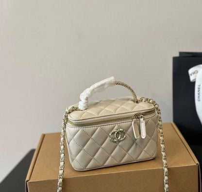 Chanel
110 dhs❣️
Good quality 

with box
🎁🎁🎁

Zain35
♥️♥️♥️