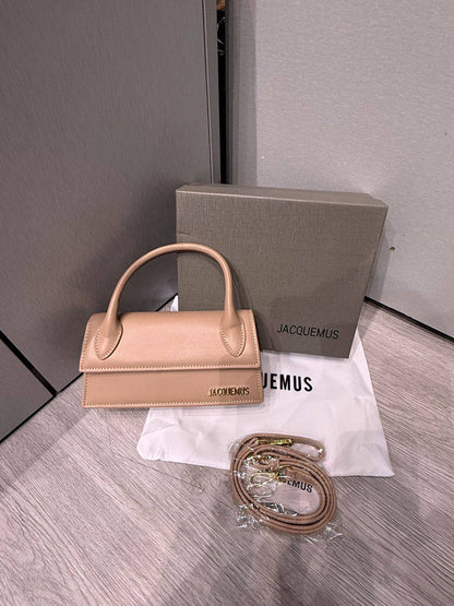 Jacquemus - LV
90 dhs🪙💕

Good quality 

with box
🎁🎁🎁

Zain35
♥️♥️♥️