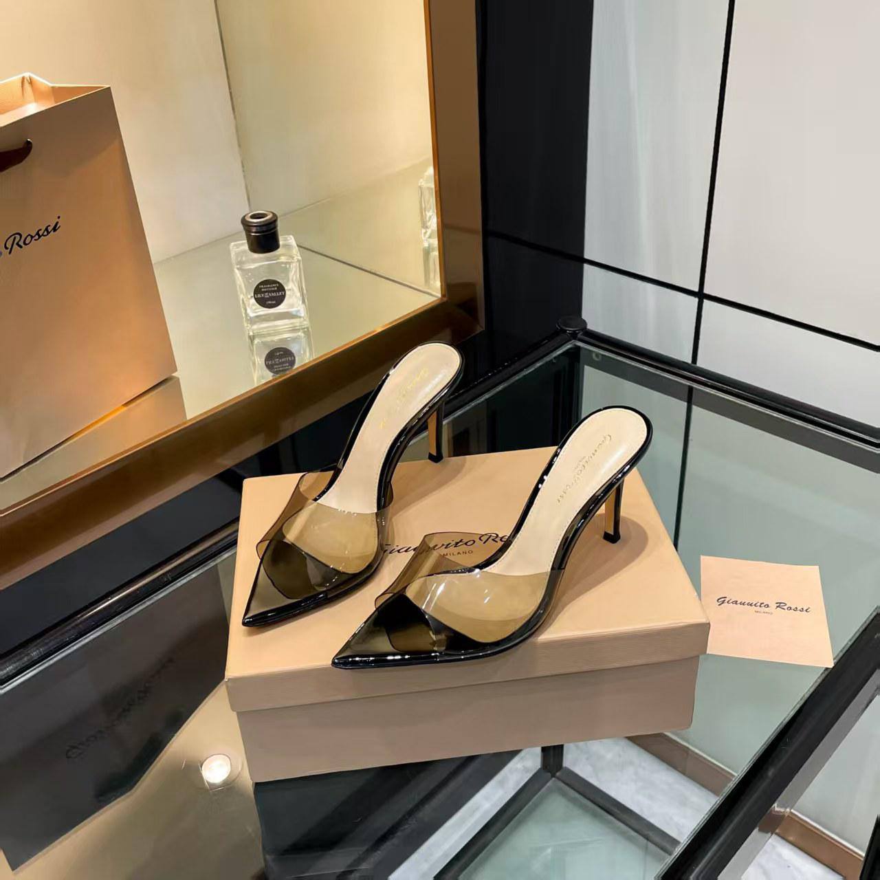 Gianvito Rossi
High quality 
size 36-42 
120 dhs🪙🖤

Zain132
♥️♥️♥️