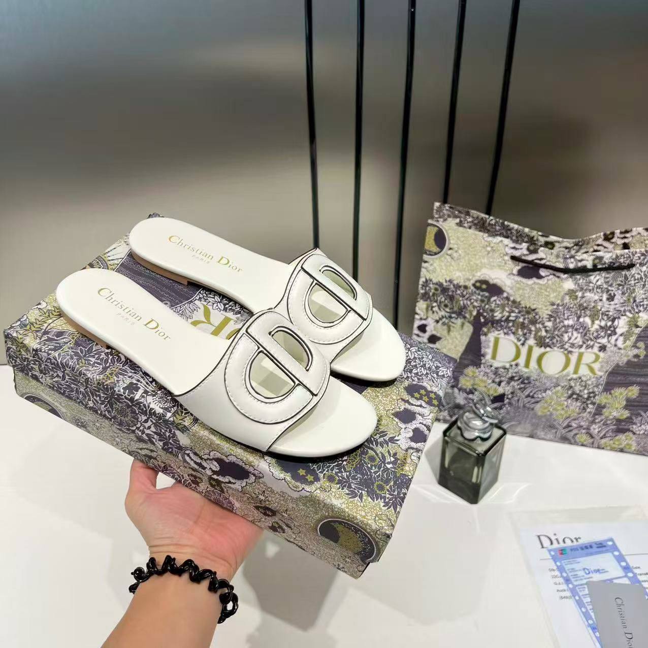 NEW CAMING 
GOOD QUALITY 
DIOR SILLPER 
Size 36-41
90 DHS👑

Zain40
♥️♥️♥️