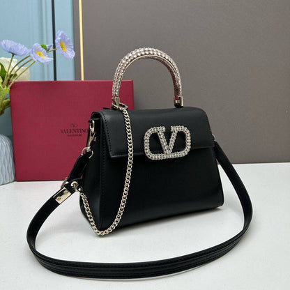 VALENTINO  
GOOD QUALITY
 WITH BOX 
🎁🎁🎁

100 dhs✅

Zain295
♥️♥️♥️