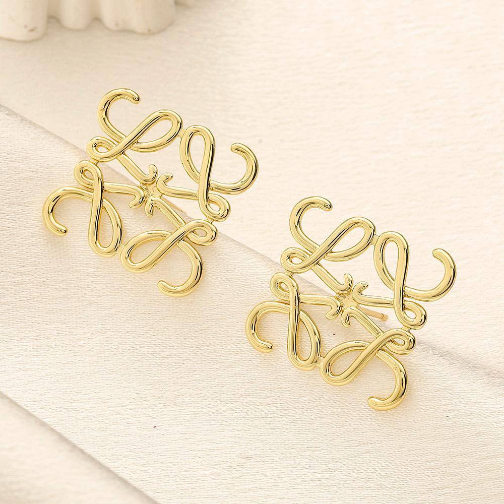 New arrival branded earrings Aed 
30 dhs🪙🌨️
40 dhs🪙🌨️

pair with branded box and paperbag🎁🎁🎁

Zain243
♥️♥️♥️