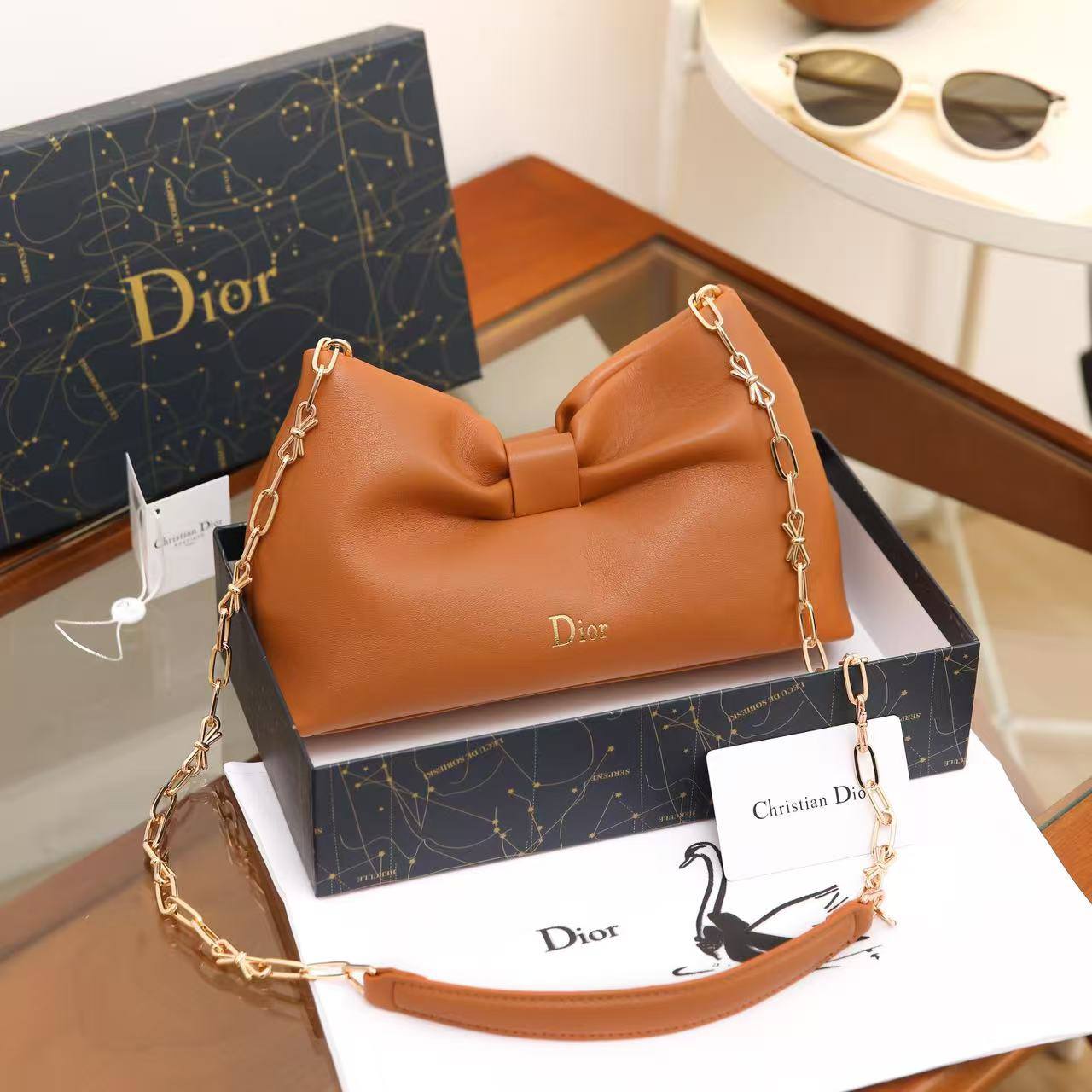 Dior
100 dhs🇦🇪🇦🇪 
high quality With box25cm

Zain26
♥️♥️♥️