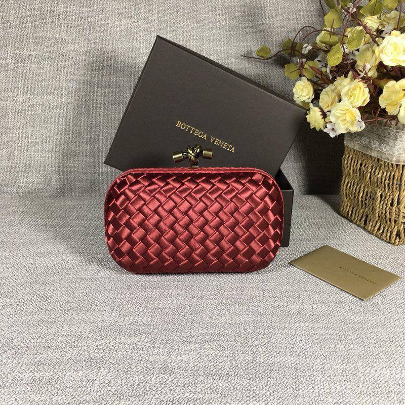 Bottega
good quality, 

comes with box, 
🎁🎁🎁

size...20* 11 cm 
100 dhs🪙🌨️

Zain12
♥️♥️♥️