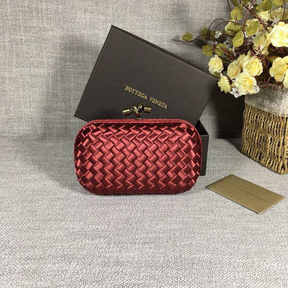 Bottega
good quality, 

comes with box, 
🎁🎁🎁

size...20* 11 cm 
100 dhs🪙🌨️

Zain12
♥️♥️♥️