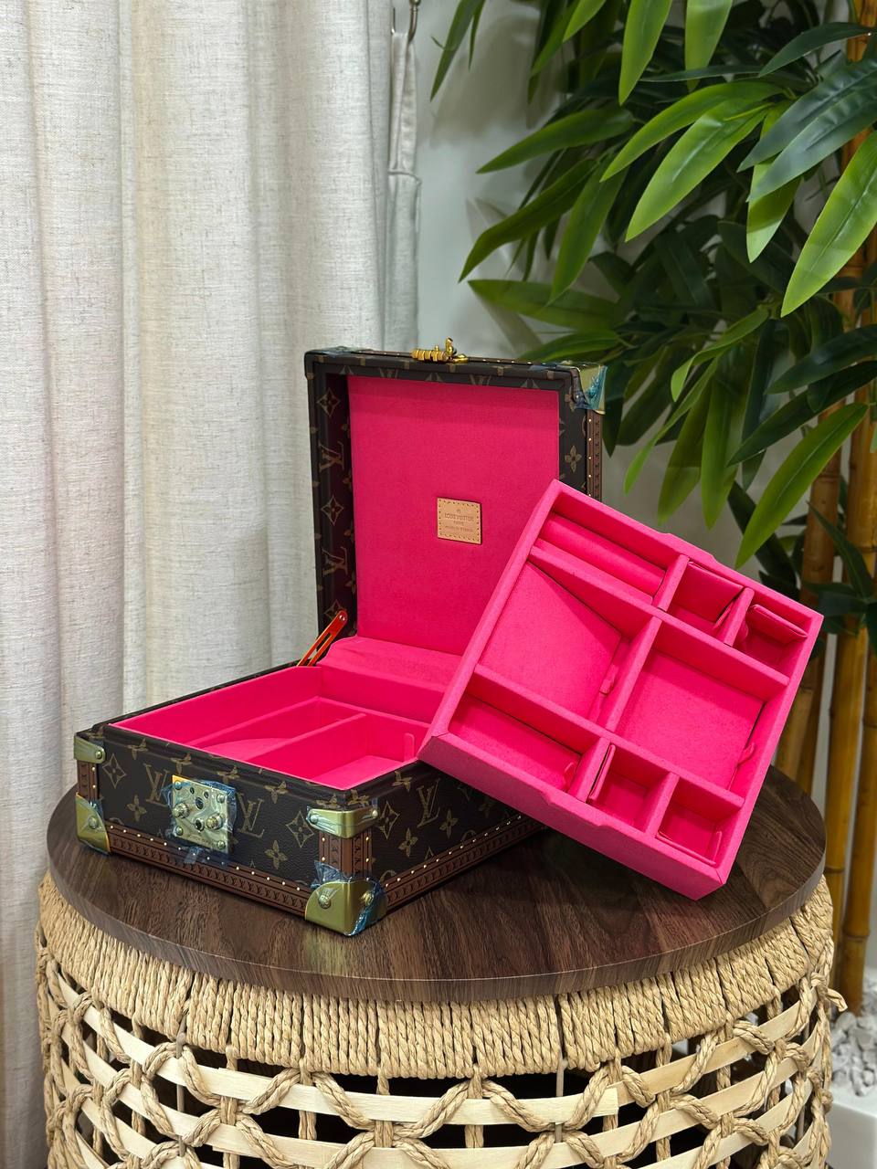 BRAND- LOUIS VUITTON 
*❗️JEWELLERY BOX❗*
*SUPER MASTER QUALITY ❗*
950 dhs✅
*WITH  PAPERBAG❗*

Zain267
♥️♥️♥️