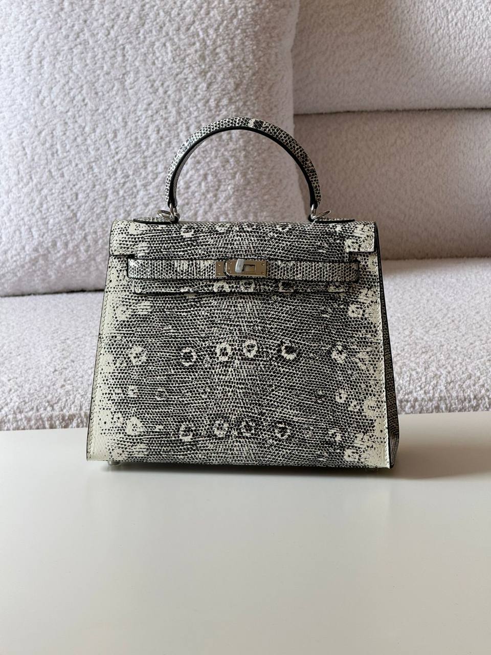 Hermes 
kelly lizard 25cm💕master quality😍with box❤️
440 dhs✅

Zain52
♥️♥️♥️