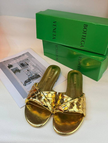 bottega 
Size 36 to 41
65 dhs✅

Zain236
♥️♥️♥️