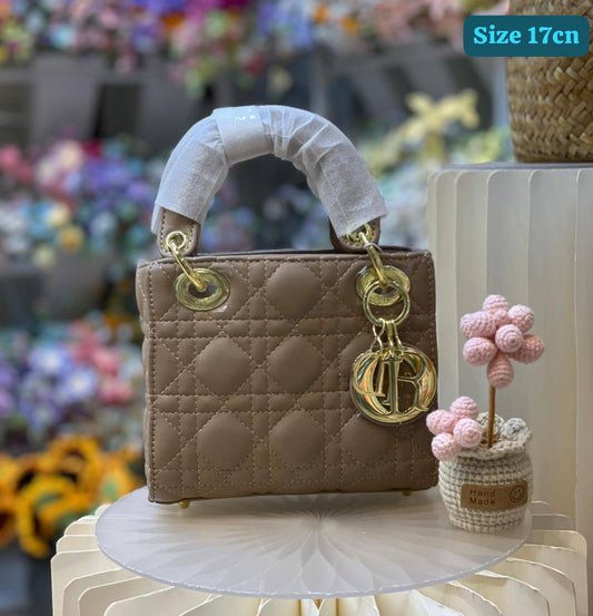 Dior
Good quality 
with box 
🎁🎁🎁

95 dhs🪙🌨️

Zain186
♥️♥️♥️