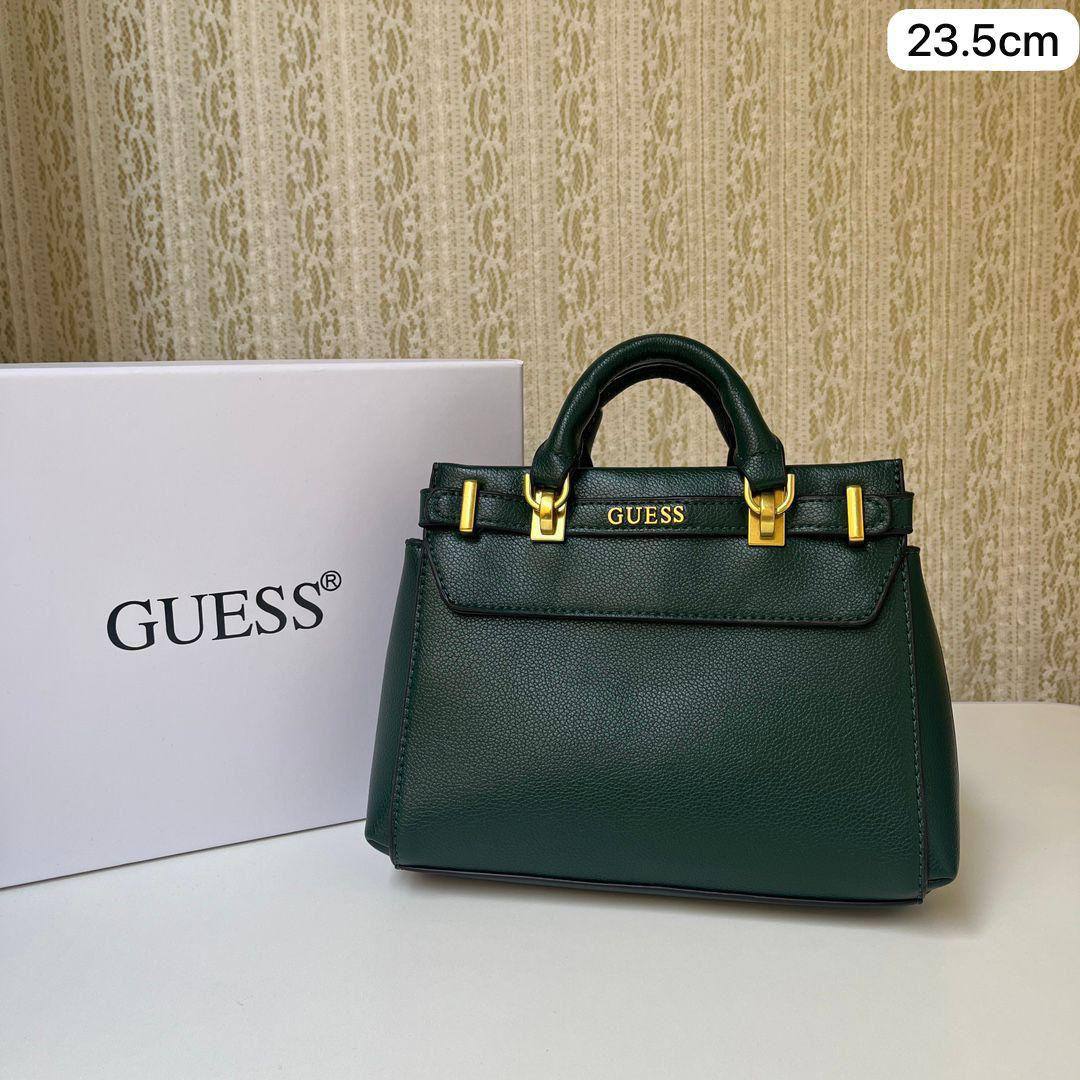 ❤️ Guess Handbag
1️⃣ First Quality ＋🎁
Size : 23 - 21 * 14 * 7 cm
80 dhs✅

with box🎁

Zain115
♥️♥️♥️