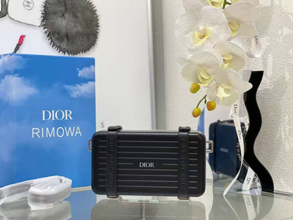 Rimowa
320 dhs🇦🇪🇦🇪

Zain297
♥️♥️♥️
