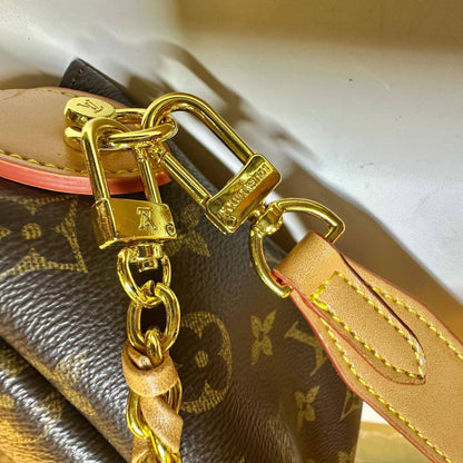 LV
GOOD QUALITY 
WITH BOX 
100 dhs💓

Zain17
♥️♥️♥️