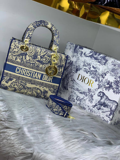 Dior
24cm  
120 dhs🪙🌨️

with box
🎁🎁🎁

Zain244
♥️♥️♥️