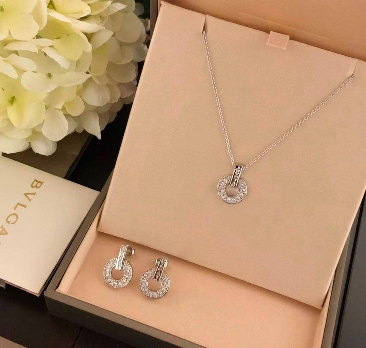 Bulgari Set

Necklace 
Earrings 
Bracelet 
Master quality 🌸
170 dhs🇦🇪🇦🇪 
With normal box 📦

Zain48
♥️♥️♥️