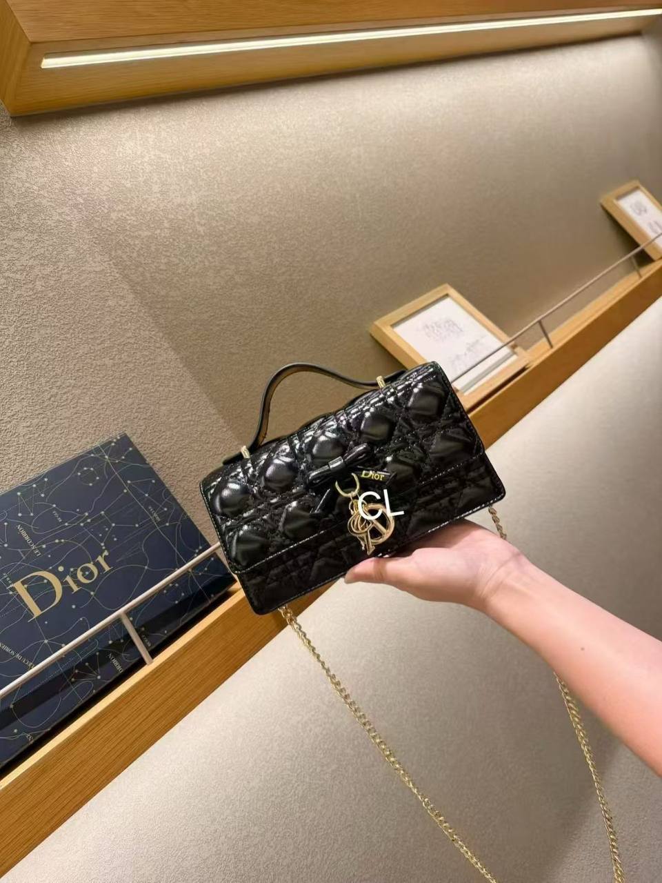 Dior
125 dhs✅

with box
🎁🎁🎁

Zain143
♥️♥️♥️