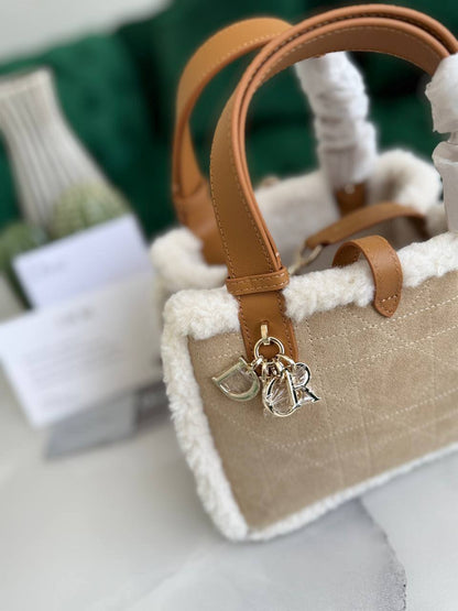 DIOR✨
Available original box 📦 
With full packing 🎀🎀
Super high quality 💥💥

For Price 👇 WhatsApp✅
0568585901 
0507557372
0552275751 Owner Zain 👌

Zain283
♥️♥️♥️