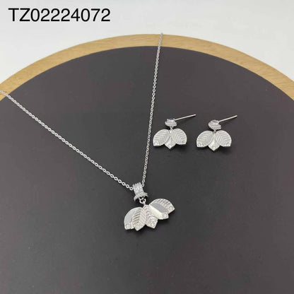 SET
Necklace 🔥
Earring 🐦‍🔥
good quality 💯
With brand boxes 🗃️ 
Paper bag 🛍️
40 dhs✅

Zain216
♥️♥️♥️