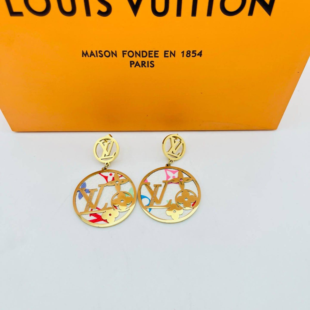 New arrival branded earrings stainless steel non tarnish 
30 dhs✅✅
40 dhs✅✅ with normal box 

Zain243
♥️♥️♥️