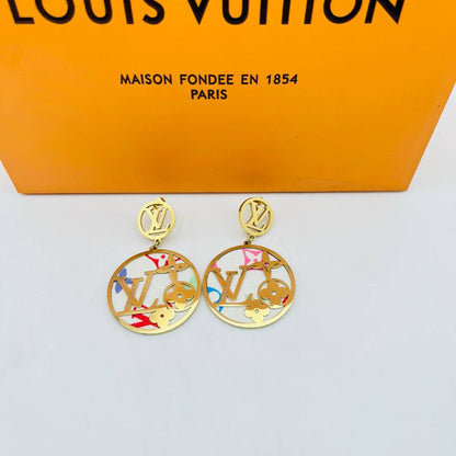 New arrival branded earrings stainless steel non tarnish 
30 dhs✅✅
40 dhs✅✅ with normal box 

Zain243
♥️♥️♥️