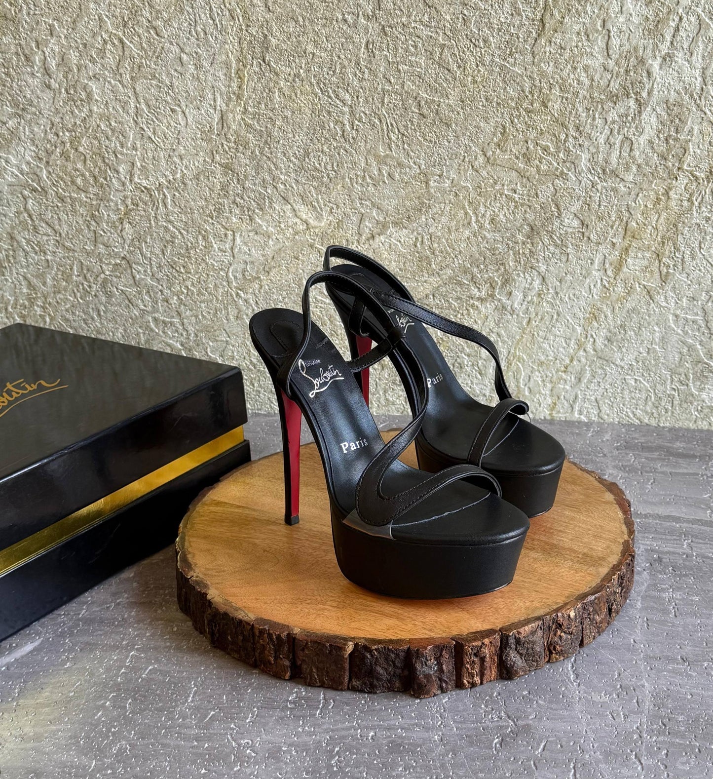 CHRISTIAN LOUBOUTIN
SuperMaster Quality 💯
Price :450
Size: 36 -41💥

Zain171
♥️♥️♥️