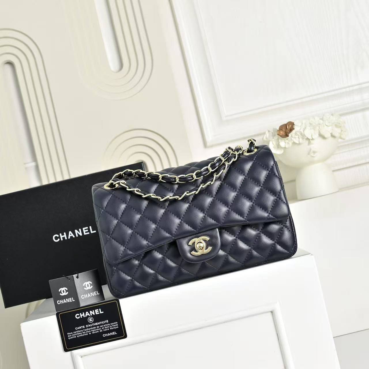 Chanel 
110 dhs🇦🇪🇦🇪
with box
Size 25×7×15cm

Zain42
♥️♥️♥️