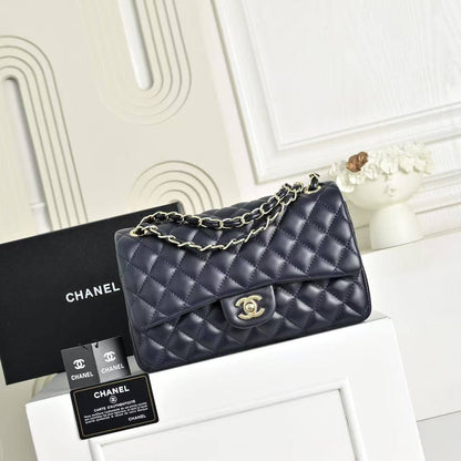 Chanel 
110 dhs🇦🇪🇦🇪
with box
Size 25×7×15cm

Zain42
♥️♥️♥️