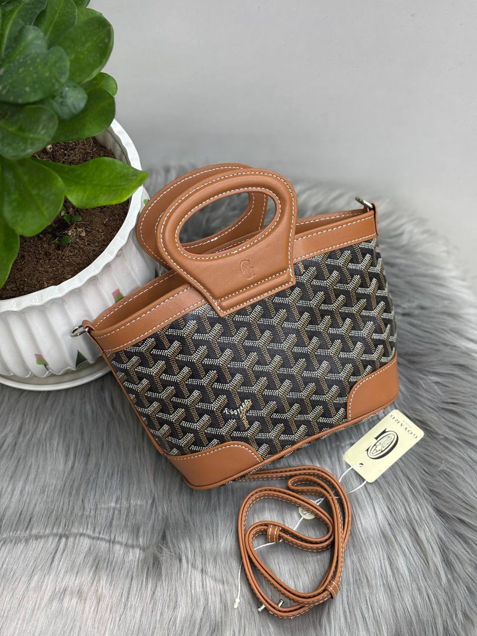 GOYARD
SIZE……(24CM)(high16CM)🌷
95 dhs💓

Zain244
♥️♥️♥️