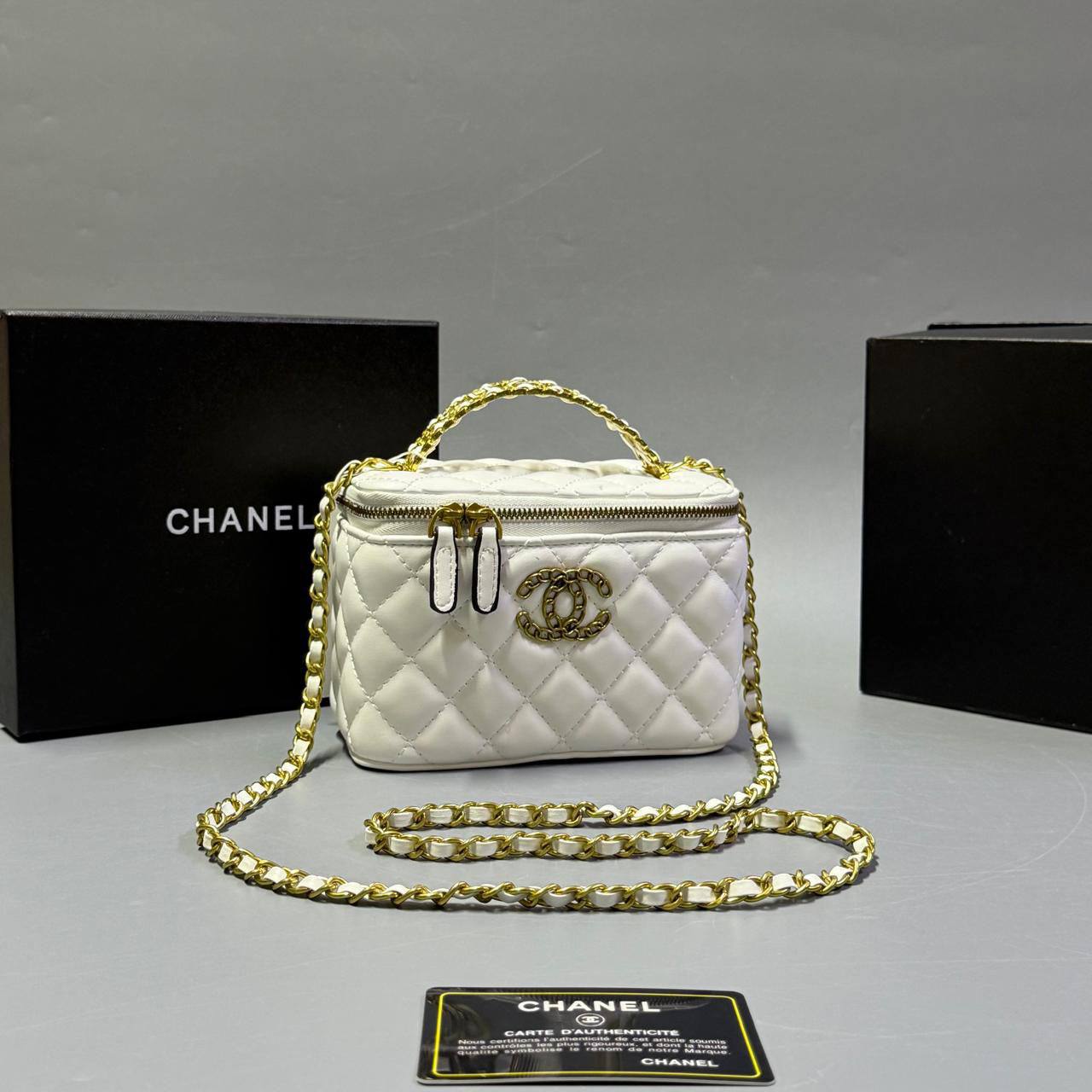 CHANEL 
GOOD QUALITY 
WITH BOX
🎁🎁🎁

95 dhs✅
SIZE : 16 cm

Zain39
♥️♥️♥️
