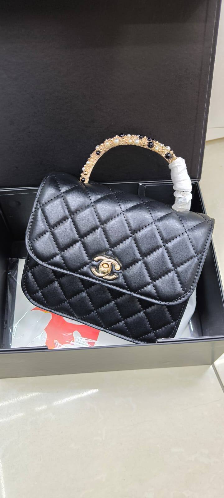 Chanel
115 dhs✅
with box

Zain203
🌺🌺🌺