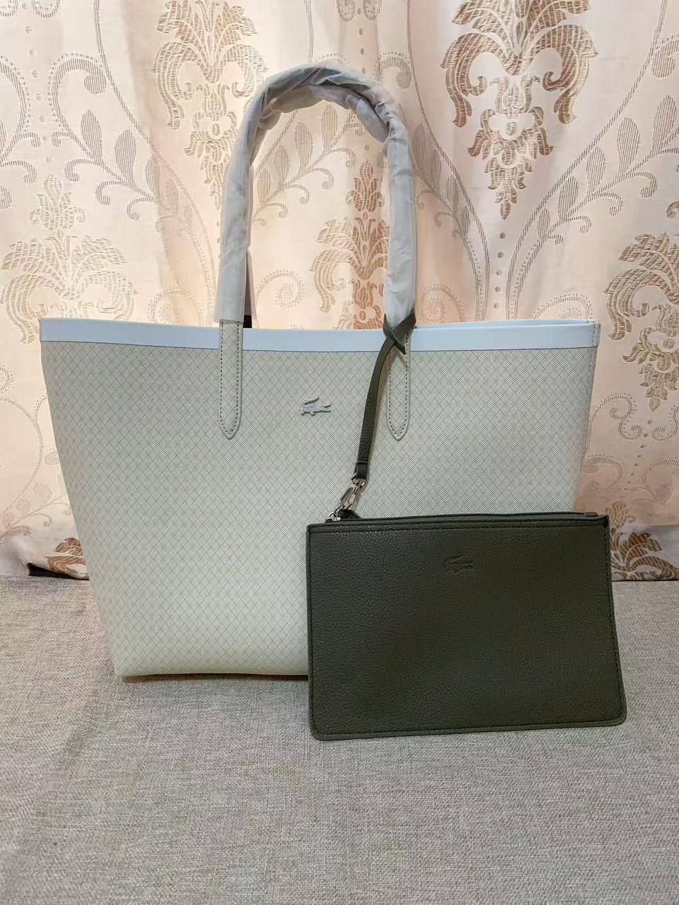 🌟 LACOSTE 🐊 New 2 in 1
Double-sided usable bag
Size: 47 * 29 cm
95 dhs🪙🖤

Zain115
♥️♥️♥️