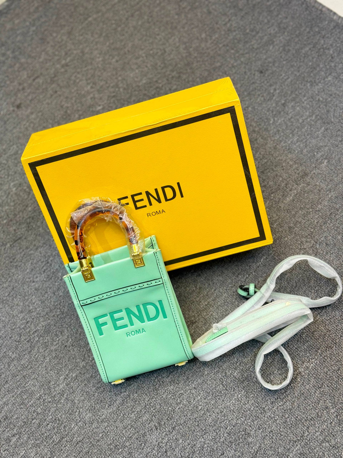 Fendi

100 dhs
With box

Zain331
♥️♥️♥️