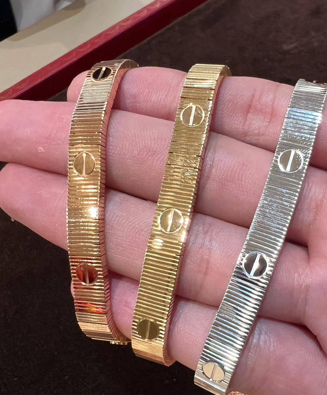 Cartier 🔥*
Bracelet ❣️
Super master quality 💯
With normal boxes 📦 
120 dhs🪙🌨️
With master box 🗃️ 
170 dhs🪙🌨️

Zain216
♥️♥️♥️