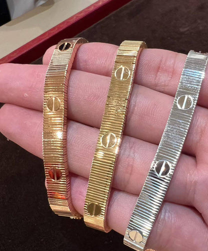 Cartier 🔥*
Bracelet ❣️
Super master quality 💯
With normal boxes 📦 
120 dhs🪙🌨️
With master box 🗃️ 
170 dhs🪙🌨️

Zain216
♥️♥️♥️
