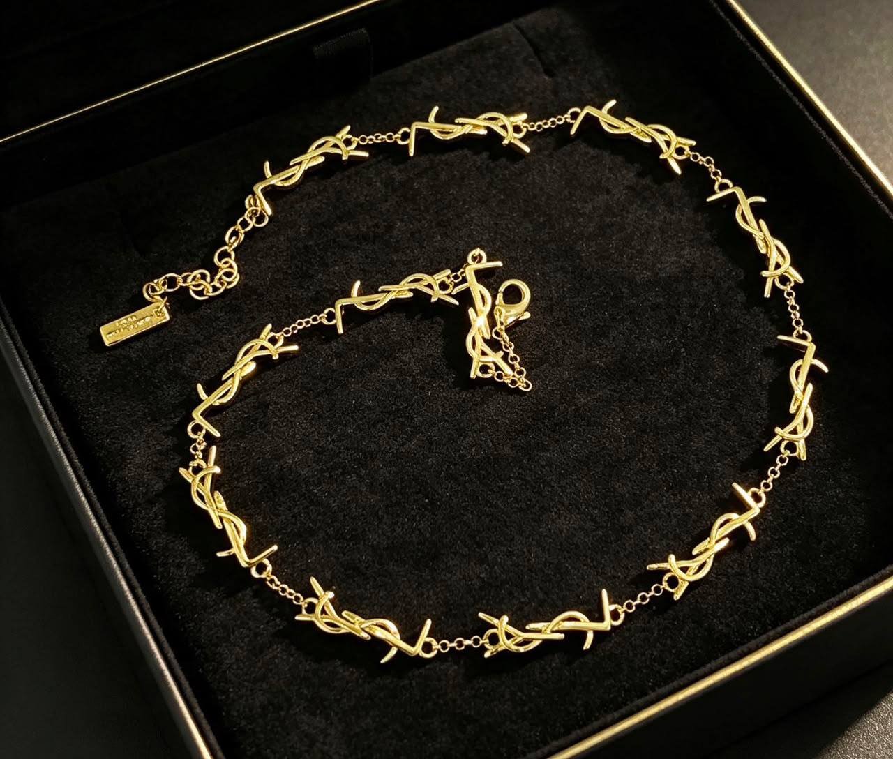 YSL 
Necklace🦋
Earring✨
Bracelet 🍁
Master quality 💯
With normal boxes 🗃️ 
140 dhs🇦🇪🇦🇪

Zain216
♥️♥️♥️