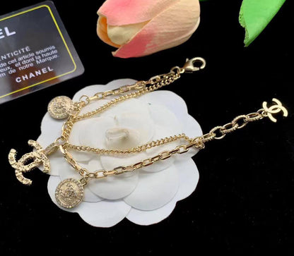 CHANEL ❤️‍🔥*
Bracelet 🐦‍🔥
Master quality 💯
With normal boxes 📦 
50 dhs🪙🌨️
With master box 🗃️ 
65 dhs🪙🌨️

Zain216
♥️♥️♥️