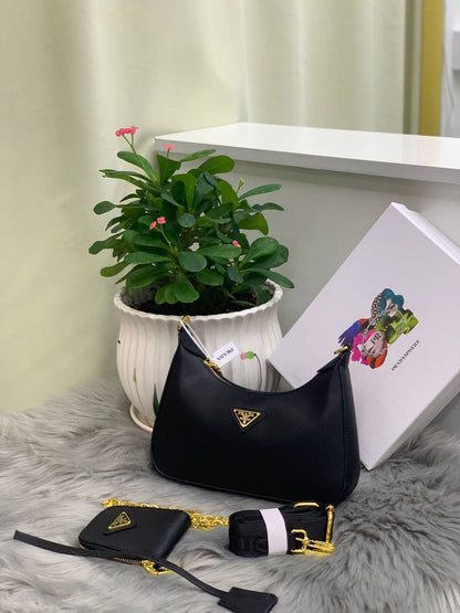 PRADA
SIZE……….24cm🌷
95 dhs💛
with box✅

Zain51
♥️♥️♥️