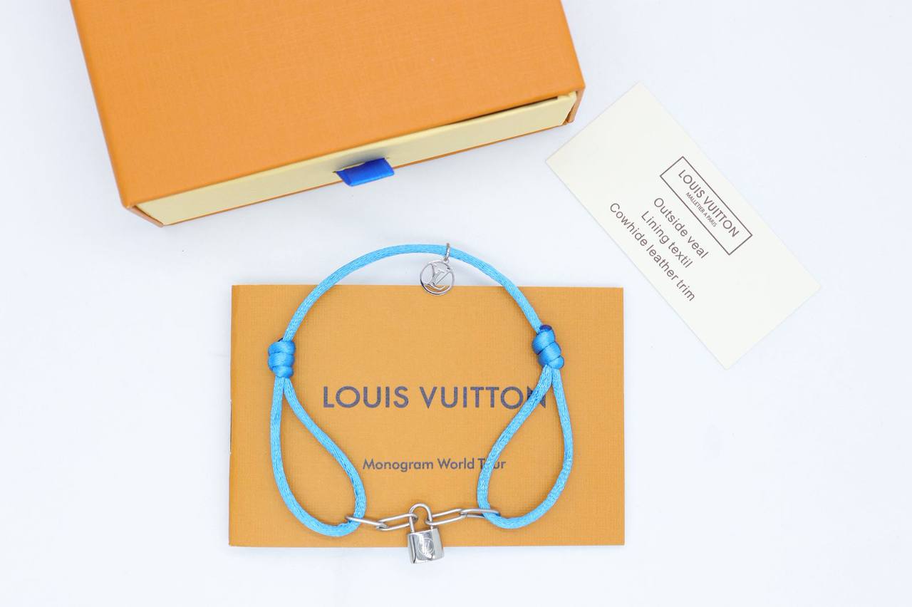 Bracelet 
55 dhs💓
+Box and paper bag🎁

Zain33
♥️♥️♥️