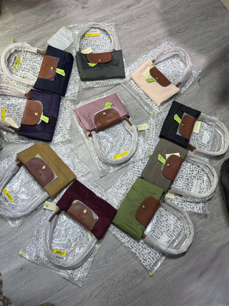 NEW CAME 
LONG CHAMP 
GOOD QUALITY 
55 dhs🇦🇪🇦🇪
SIZE :- *46*18*30 CM*

Zain40
♥️♥️♥️