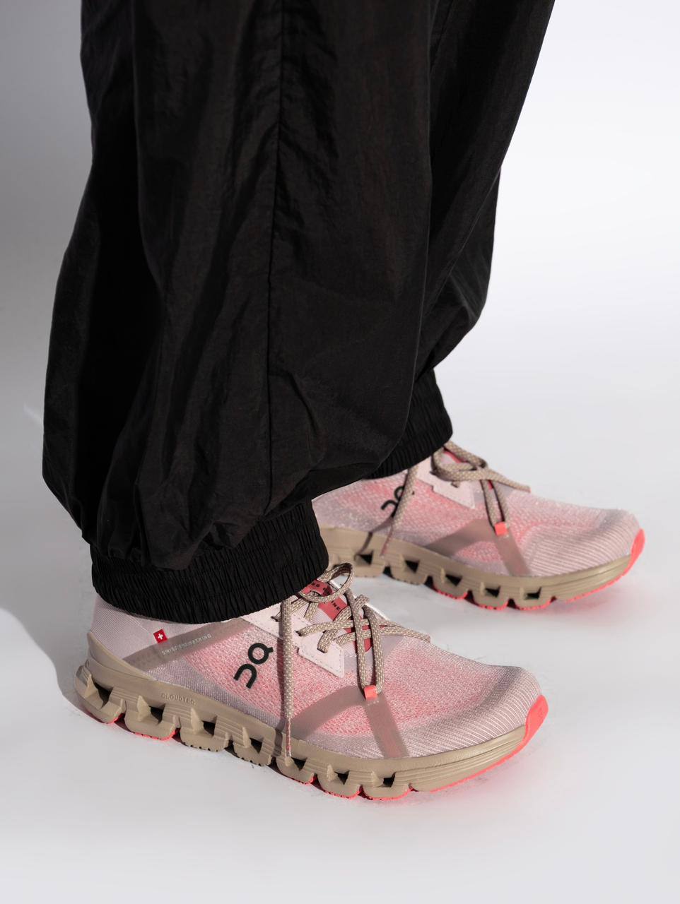 On Running Cloudflow 4 Quartz Flame，  
Size 36-40 ，
230 dhs✅

Zain18
♥️♥️♥️