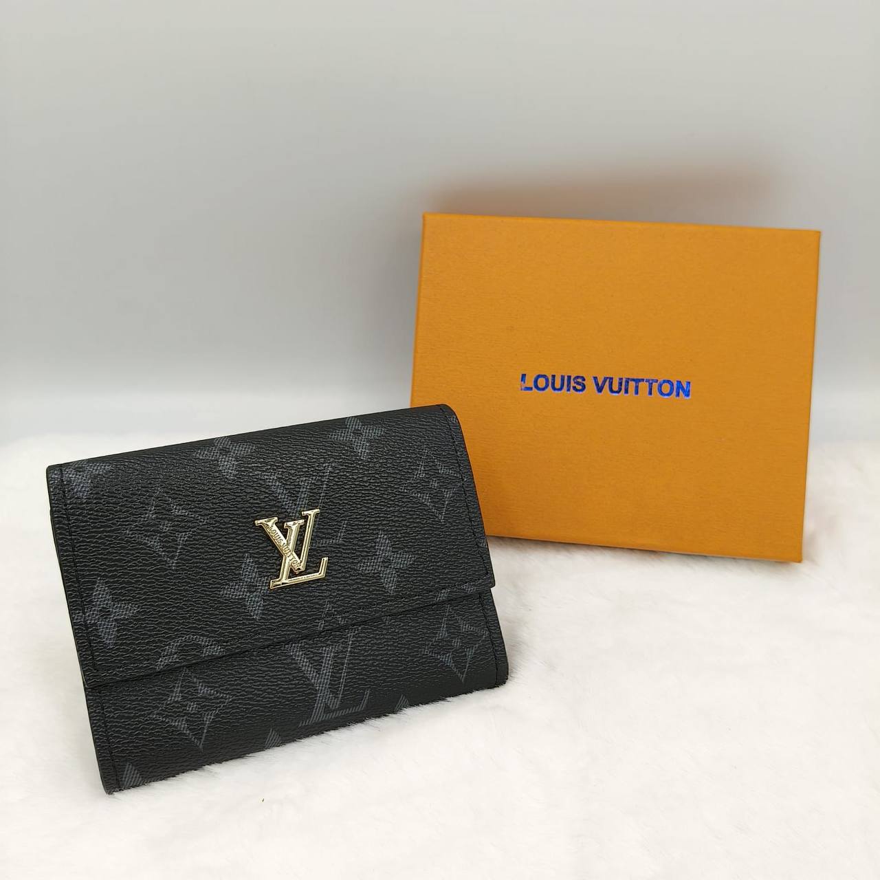 LV wallet
30 dhs🪙💕

Zain40
♥️♥️♥️