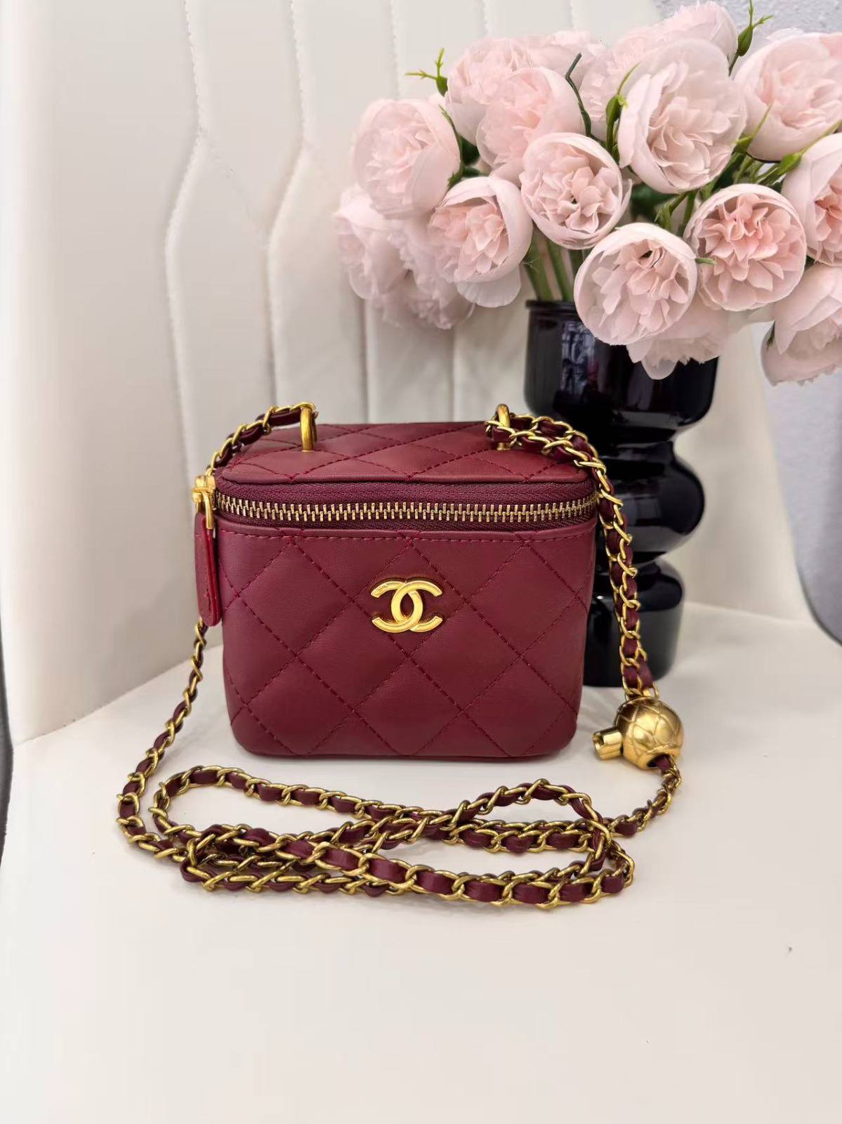CHANEL

best quality 
with box

95 dhs🇦🇪🇦🇪🇦🇪
size12CM

Zain290
♥️♥️♥️