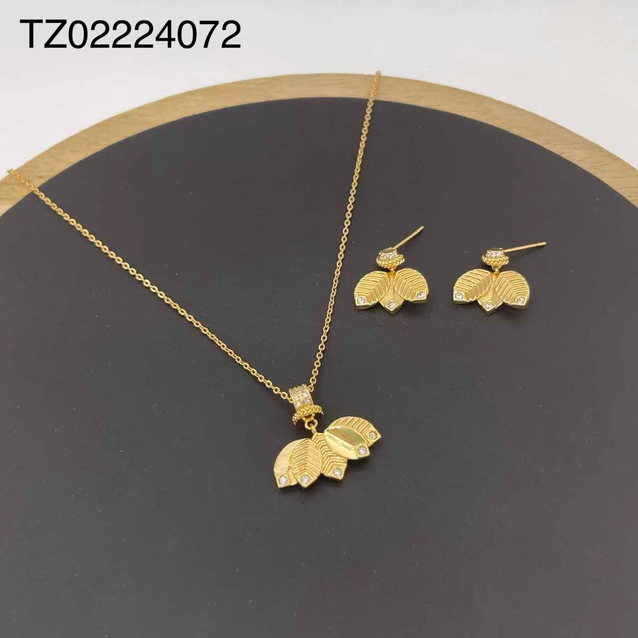 SET
Necklace 🔥
Earring 🐦‍🔥
good quality 💯
With brand boxes 🗃️ 
Paper bag 🛍️
40 dhs✅

Zain216
♥️♥️♥️