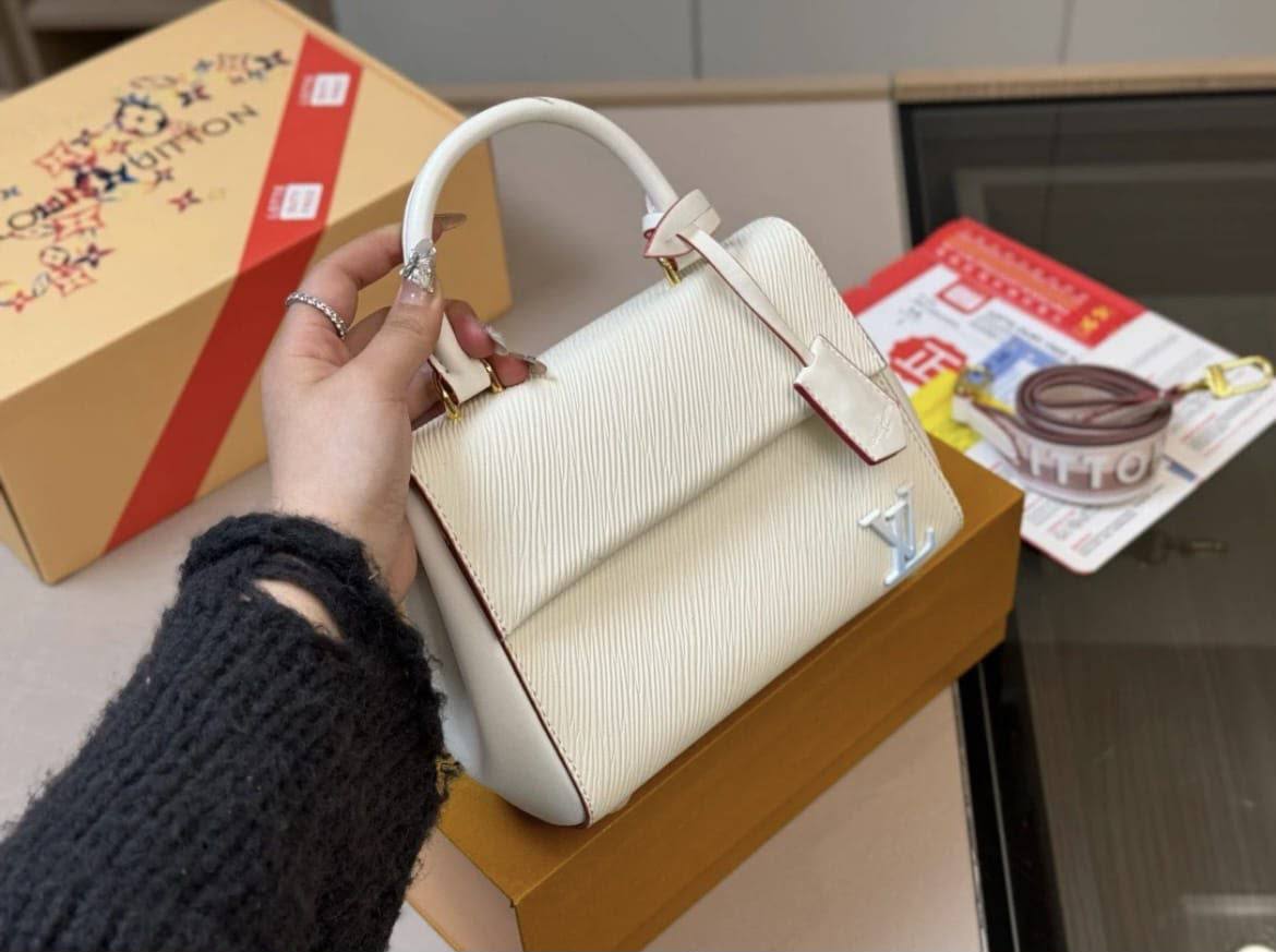 LV 
100 dhs🇦🇪🇦🇪

with box
size 20×9×15cm

Zain42
♥️♥️♥️