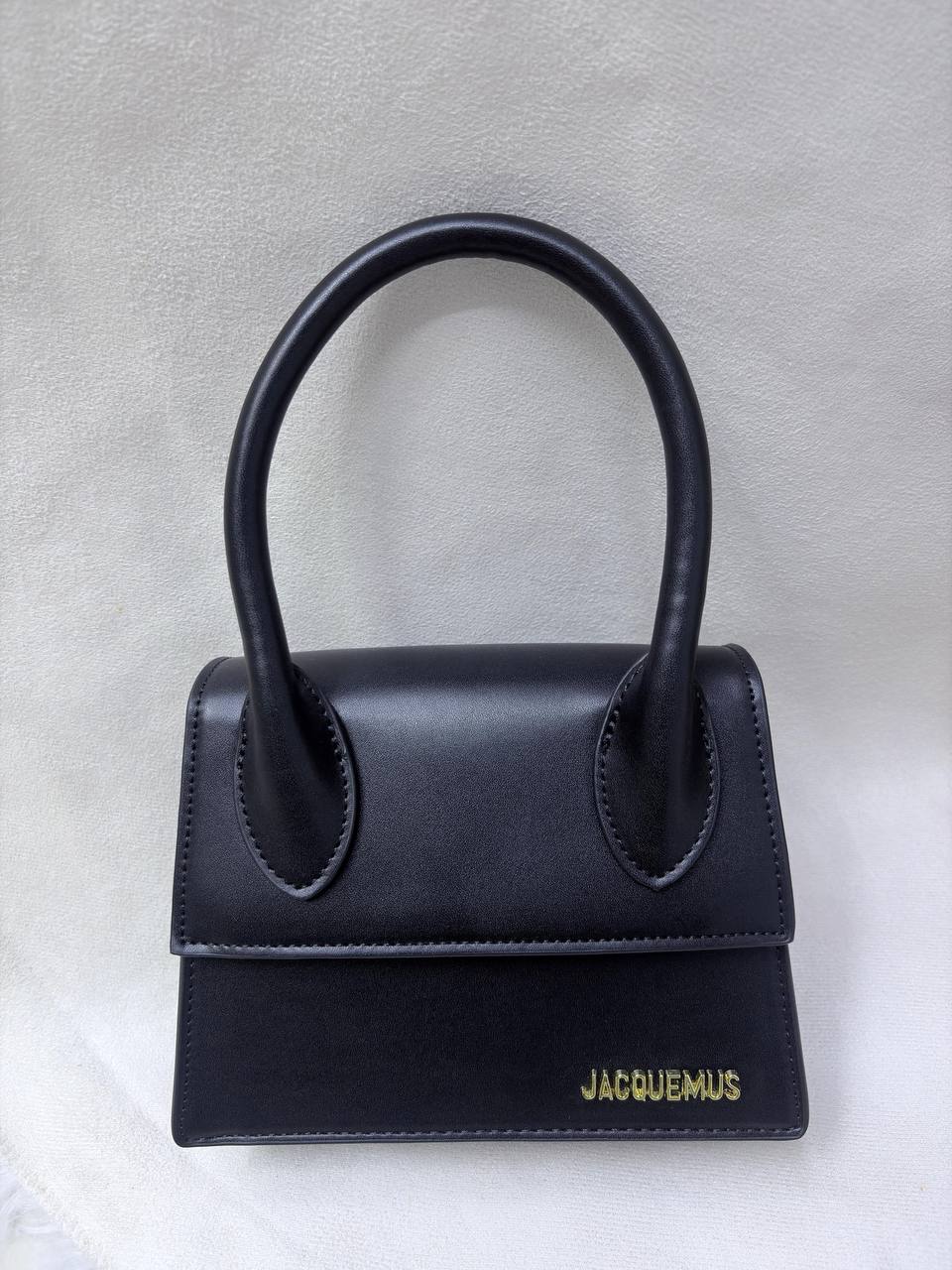 Jacquemus
✨✨NEW ✨✨
95 dhs💓

with box
🎁🎁🎁

Zain38
♥️♥️♥️