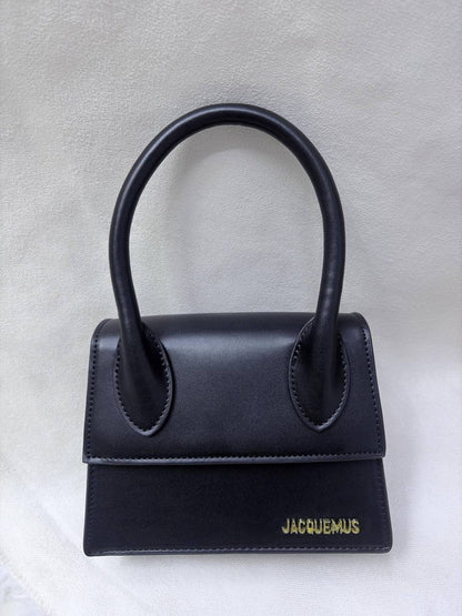 Jacquemus
✨✨NEW ✨✨
95 dhs💓

with box
🎁🎁🎁

Zain38
♥️♥️♥️