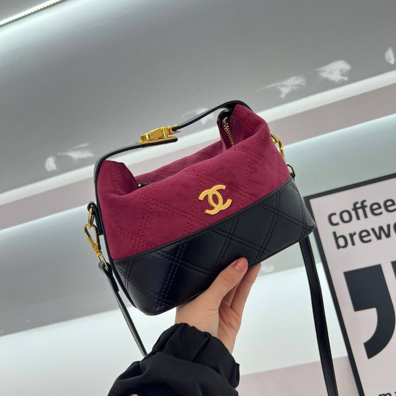 Chanel

85 dhs🌺

with box
🎁🎁🎁

size 23×10×16cm

Zain42
♥️♥️♥️