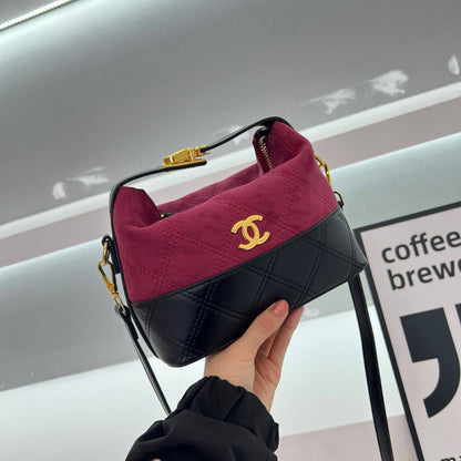 Chanel

85 dhs🌺

with box
🎁🎁🎁

size 23×10×16cm

Zain42
♥️♥️♥️