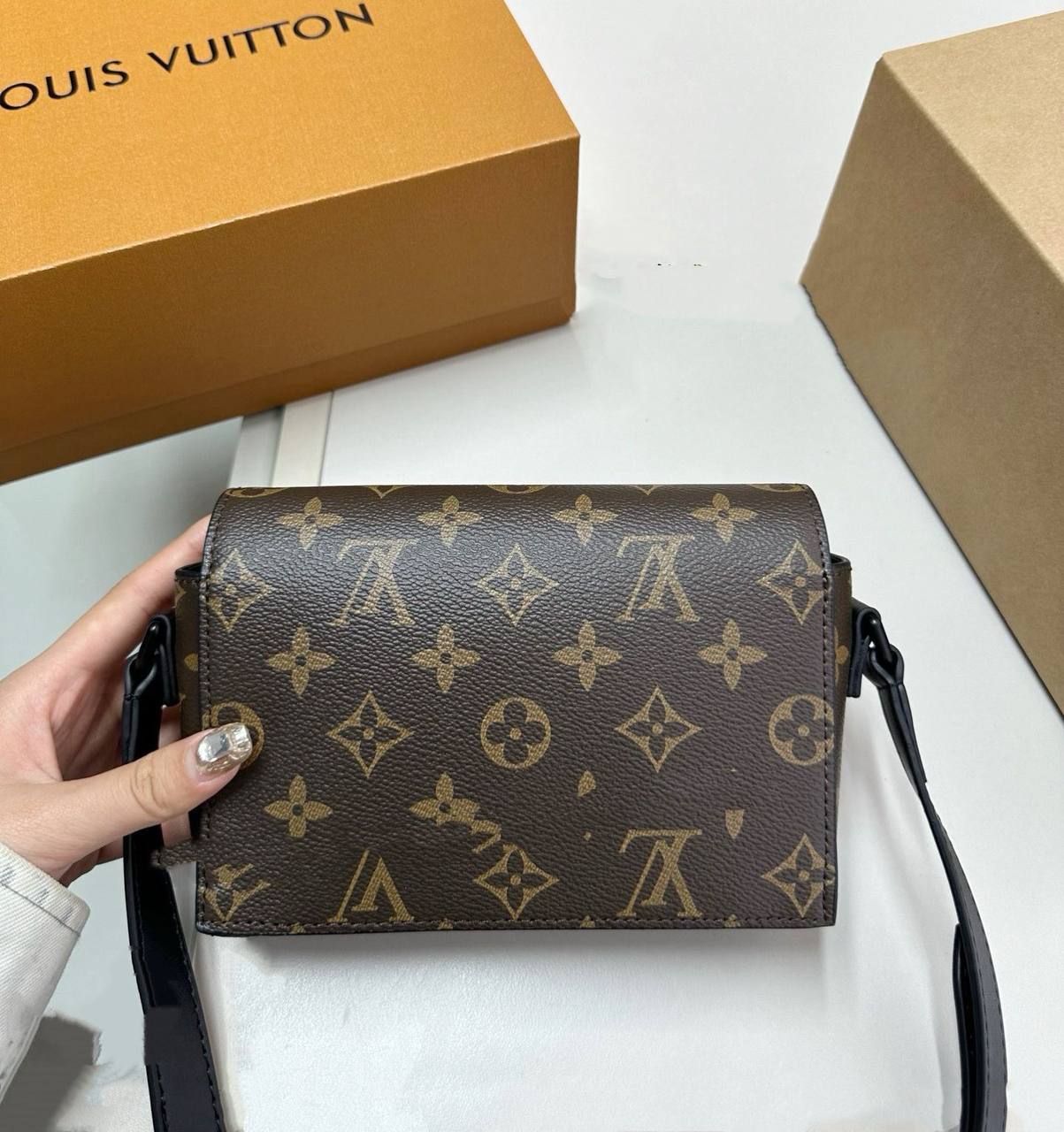 LV
 UNISEX GOOD QUALITY 
WITH BOX 
🎁🎁🎁

85 dhs✅

Zain295
♥️♥️♥️